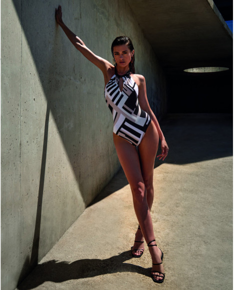 Bañador de mujer con cuello halter y apertura frontal